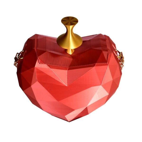 Detalle del bolso Dádiva de GalloBuey en filamento Silk Red: diseño paramétrico de autor en rojo vibrante integrado en el desfile de Juan Duyos