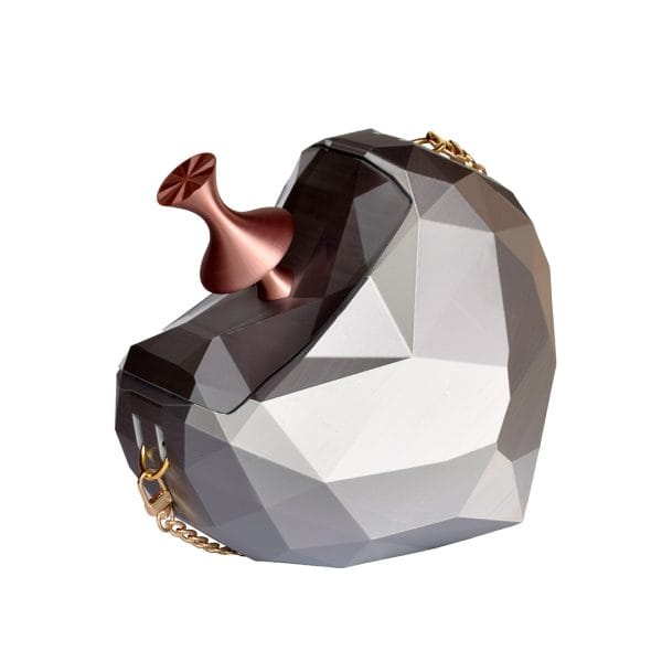 Escultura para ser llevada diseñada por GalloBuey: Bolso Dádiva plata, el hito tecnológico de la colaboración con Juan Duyos en Madrid