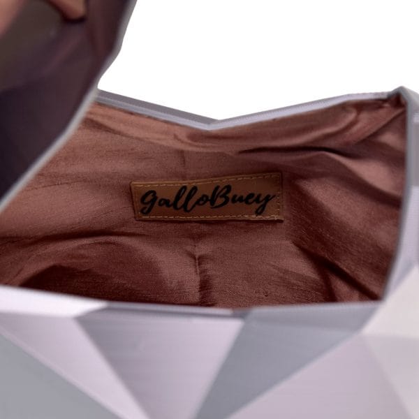 Bolso Dádiva, una creación de GalloBuey: Detalle del acabado Silk Silver diseñado meticulosamente para complementar el estilo de Juan Duyos