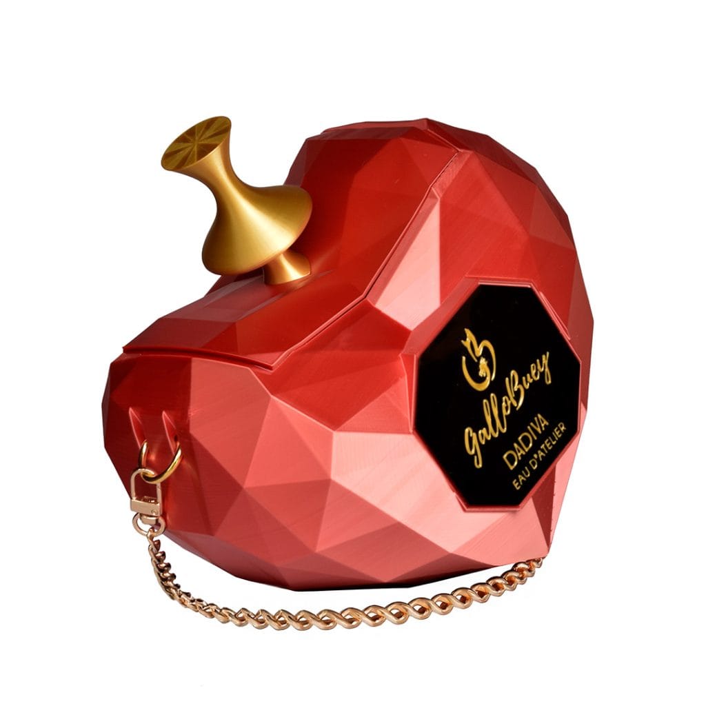 Dádiva Rojo bag designed by GalloBuey: a trompe-l'œil that simulates a 3D-printed Juan Duyos perfume bottle