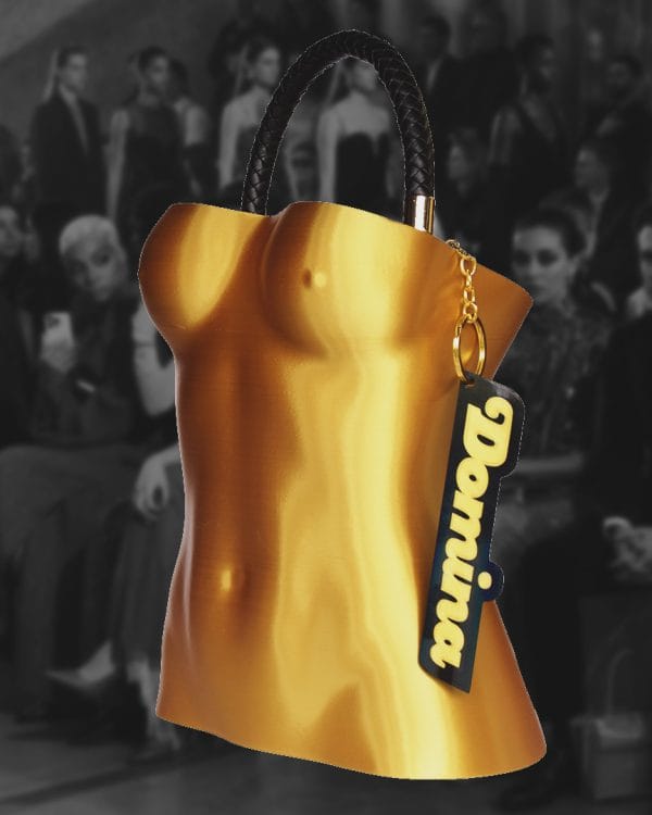 Modelo en el desfile de Juan Duyos llevando el bolso Domina de GalloBuey de diseño paramétrico biodegradable en la Semana de la Moda de Madrid.