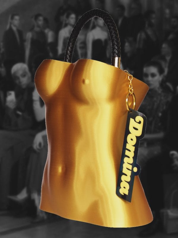 Modelo en el desfile de Juan Duyos llevando el bolso Domina de GalloBuey de diseño paramétrico biodegradable en la Semana de la Moda de Madrid.