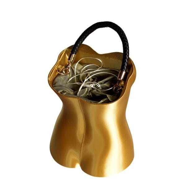 Diseño original de GalloBuey: Bolso de mano Domina Gold, una pieza de arte paramétrico biodegradable presentada en el desfile de Juan Duyos.