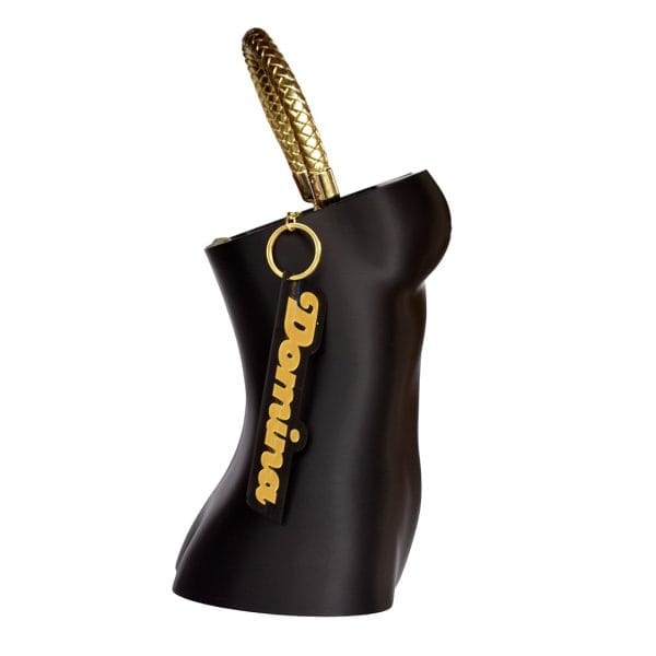 Silueta icónica del torso de GalloBuey: el bolso Domina negro, un accesorio conceptual diseñado para la alta costura de Juan Duyos