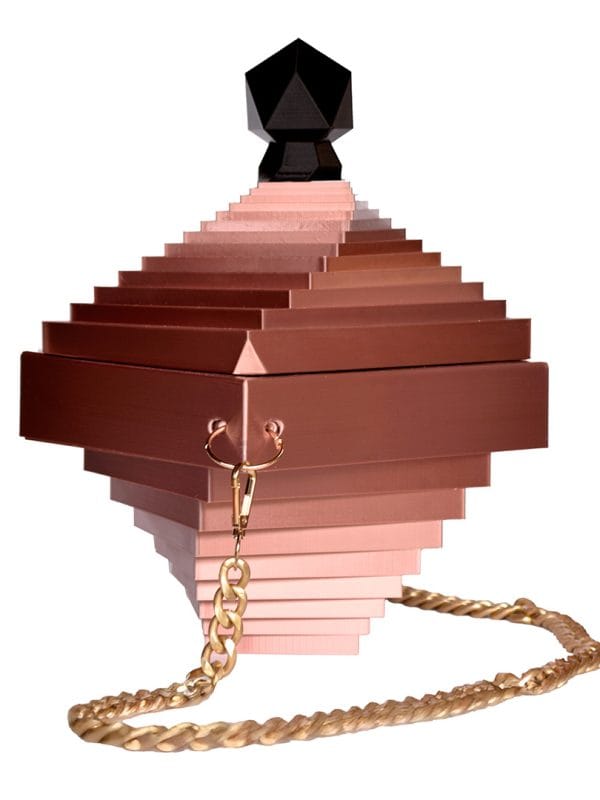 Bolso Reliquia diseñado por GalloBuey: una estructura piramidal Rose Gold impresa en 3D para la colección de Juan Duyos en Madrid.