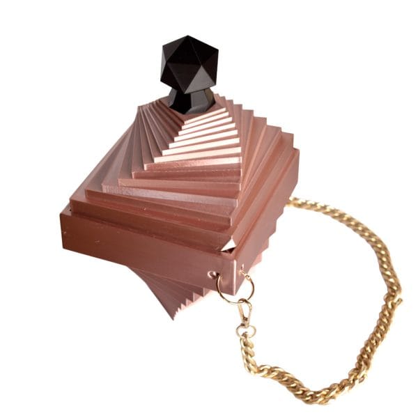 reliquia-rosegold-3 Diseño original de GalloBuey: Bolso Reliquia, una pieza de arte geométrico biodegradable presentada en el desfile de Juan Duyos