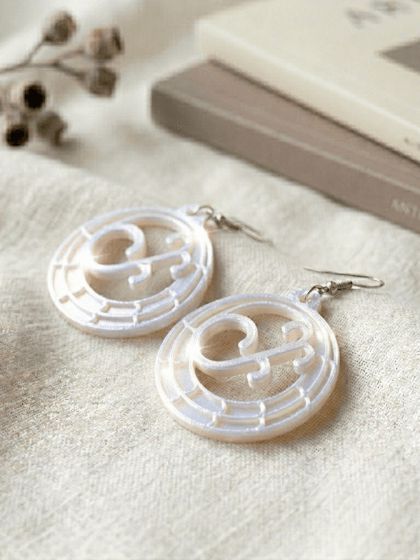 Par de argollas canarias blancas de diseño contemporáneo, fabricadas en impresión 3D con acabado suave.