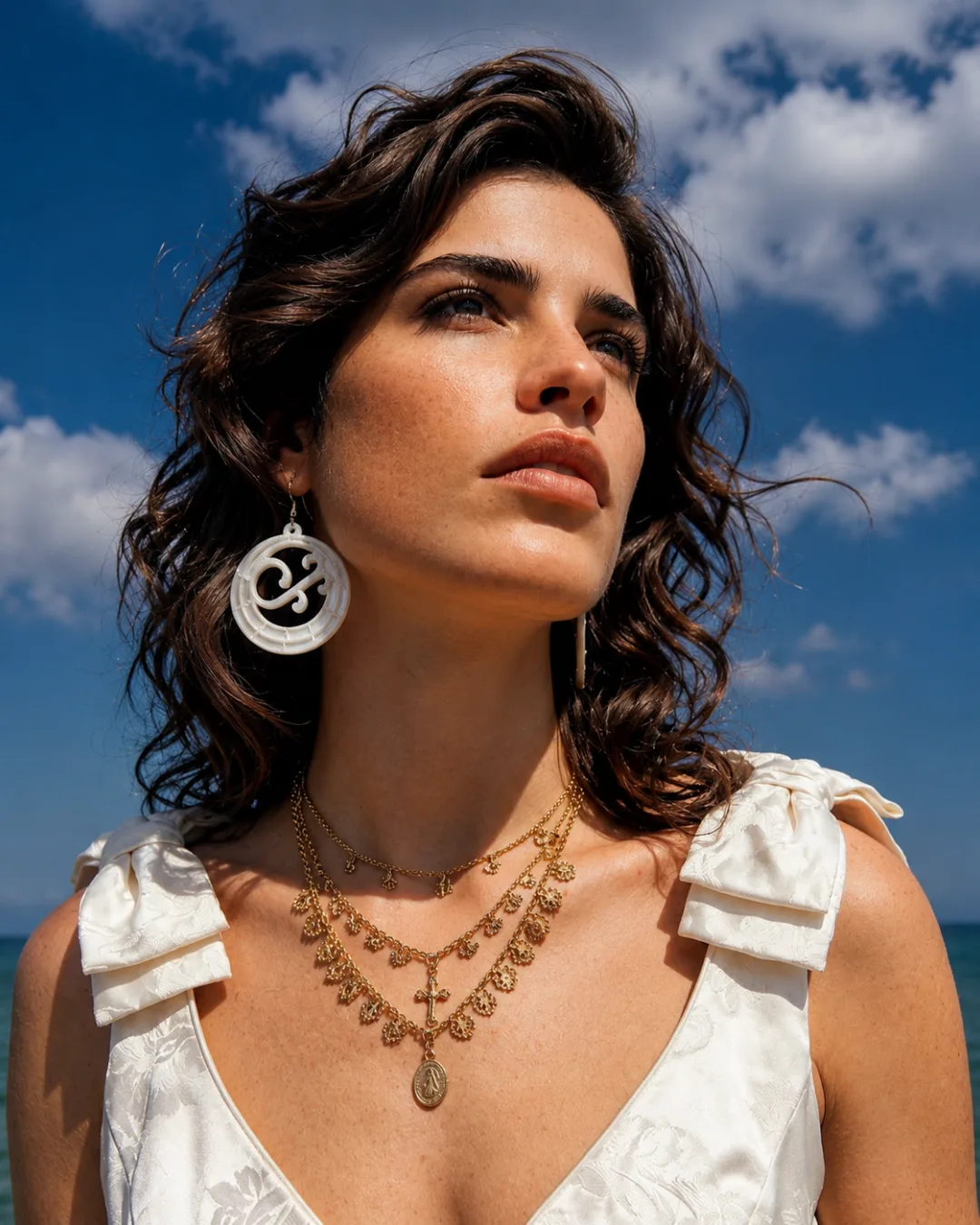 Mujer luciendo argollas canarias en color blanco mate, resaltando el diseño de media luna con un estilo minimalista y moderno.