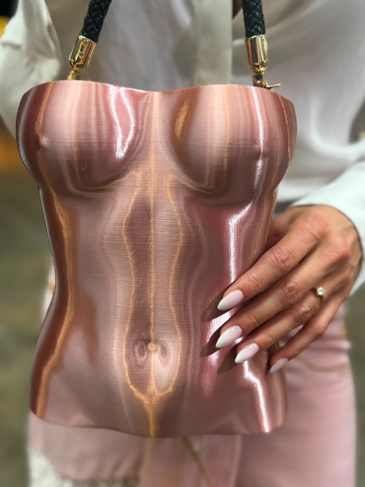 Mujer luciendo argollas canarias en color blanco mate, resaltando el diseño de media luna con un estilo minimalista y moderno.