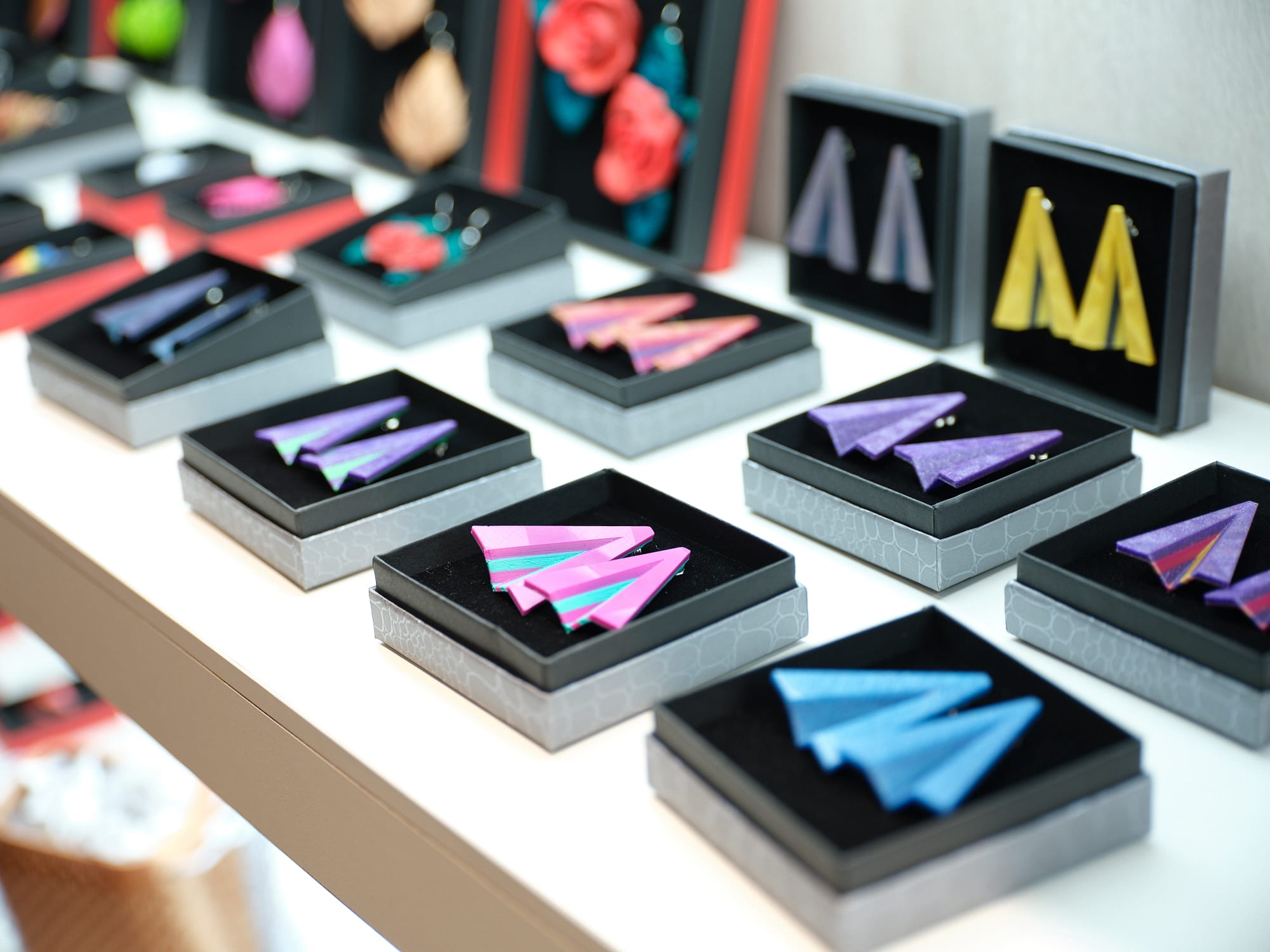 pendientes en tienda de moda sostenible