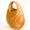 Bolso de lujo Serendipia impreso en 3D color ocre dorado con patrones geométricos y curvas orgánicas.